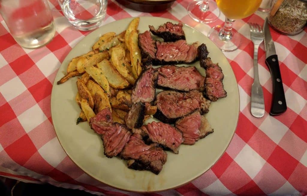 Grillades Au Feu De Bois Dans Un Cadre Chaleureux